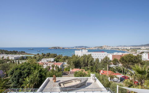 Villa Ilona: Cielo, Giorno, Albero, Zona Residenziale, Cittadina, Orizzonte, Urban Design, Appartamento, Sobborgo, Paesaggio Urbano