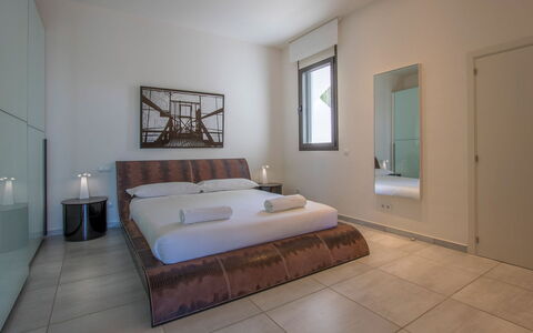 Villa Ilona: Letto, Interior Design, Camera Da Letto, Pavimento, Mobilia, Pavimentazione, Bedding, Lenzuolo, Camera, Legna