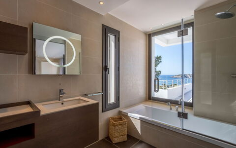Villa Ilona: Bagno, Idraulico Fixture, Interior Design, Pavimentazione, Lavello, Pavimento, Rubinetto, Lavandino Del Bagno, Specchio, Idraulico