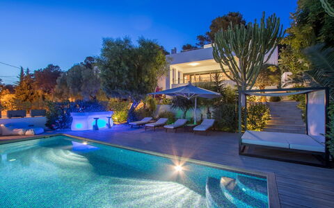 Villa Ilona: Piscina, Blu, Albero, Ricorrere, Eco Hotel, Mobili Da Esterno, Estate, Landscaping, Villa, Giochi D'Acqua