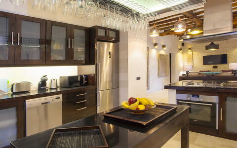 Villa Blueberry: Mobilia, Cucina, Interior Design, Controsoffitto, Lampada, Pavimentazione, Soffitto, Legna, Elettrodomestico Da Cucina, Apparecchio Major