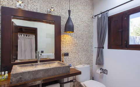 Villa Blueberry: Bagno, Interior Design, Idraulico Fixture, Lavandino Del Bagno, Parete, Lavello, Pavimentazione, Rubinetto, Specchio, Lampada