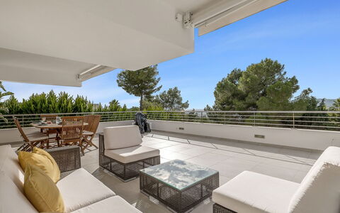 Villa Relaja: Mobilia, Mobili Da Esterno, Sedia, Appartamento, Shade, Balcone, Ricorrere, Estate, Tavolo Esterno, Terrazza