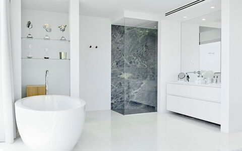 Villa Splendente: Interior Design, Pavimentazione, Parete, Pavimento, Idraulico Fixture, Bagno, Soffitto, Casa, Piastrella, Mobiletto Del Bagno