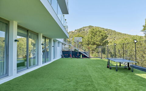 Villa Splendente: Erba Sintetica, Balcone, Recinzione, Villa, Eco Hotel, Hotel