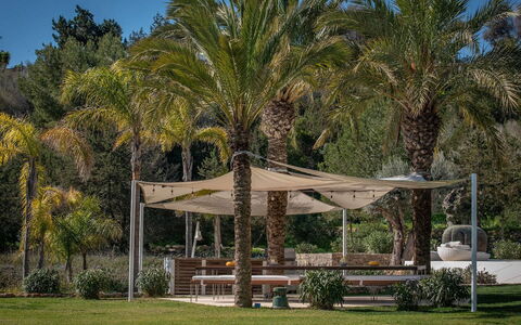 Villa Fabula: Shade, Giardino, Baldacchino, Struttura Esterna, Gazebo, Mobili Da Esterno, Landscaping, Padiglione, Prato, Cortile