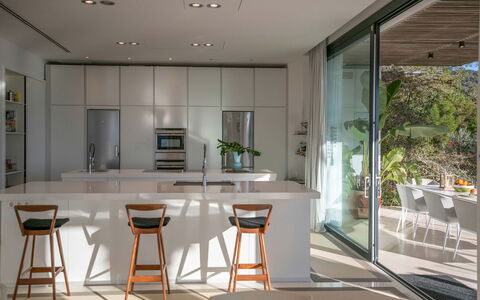 Villa Fabula: Mobilia, Interior Design, Cucina, Pavimentazione, Pavimento, Controsoffitto, Legna, Soffitto, Sedia, Elettrodomestico Da Cucina