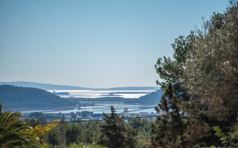 Villa Fabula: Cielo, Blu, Risorse Idriche, Foglia, Vegetazione, Orizzonte, Paesaggio, Ecoregione, Comunita 'Impianto, Banca