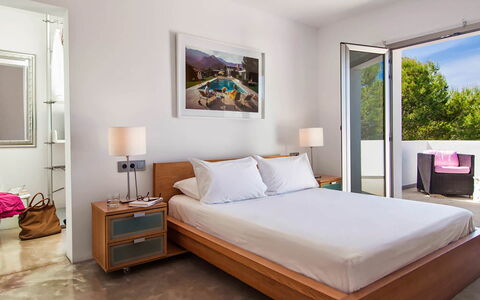 Villa Bacio: Letto, Mobilia, Interior Design, Bedding, Camera Da Letto, Lenzuolo, Pavimentazione, Pavimento, Legna, Lancia Cuscino