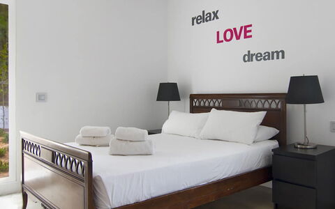 Villa Bacio: Letto, Mobilia, Bedding, Camera Da Letto, Lenzuolo, Interior Design, Pavimento, Legna, Biancheria, Pavimentazione