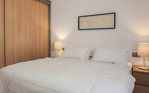 Villa Bacio: Letto, Mobilia, Camera Da Letto, Interior Design, Bedding, Lenzuolo, Legna, Pavimento, Biancheria, Pavimentazione