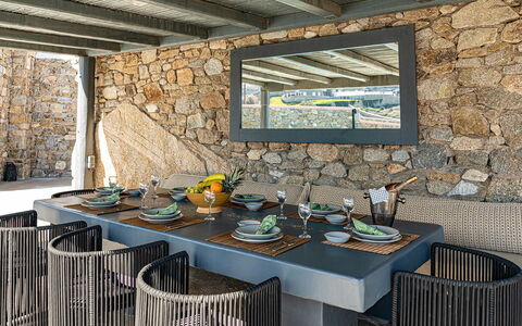 Villa Cocoon: Mobilia, Tavolo, Sedia, Cucina & Sala Da Pranzo Tavolo, Interior Design, Mobili Da Esterno, Tavolo Esterno, Materiali Naturali, Muro ​​Di Pietra, Sala Da Pranzo