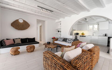 Villa Cocoon: Mobilia, Divano, Interior Design, Pavimentazione, Pavimento, Soggiorno, Casa, Soffitto, Tavolo