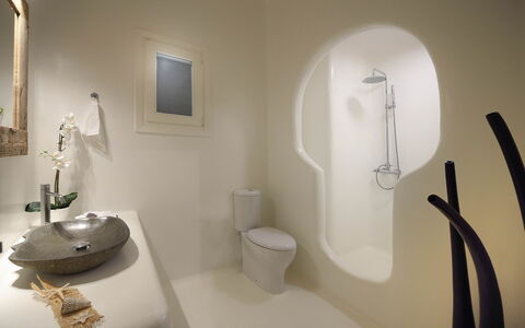 Villa Cocoon: Bagno, Idraulico Fixture, Parete, Interior Design, Pavimentazione, Illuminazione, Idraulico, Pavimento, Rubinetto, Lampada