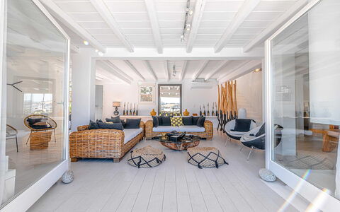 Villa Targer: Mobilia, Legna, Pavimentazione, Interior Design, Pavimento, Divano, Soffitto, Sedia, Tavolo, Soggiorno
