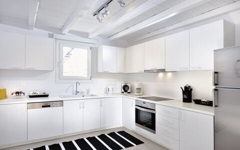 Villa Targer: Cucina, Elettrodomestico Da Cucina, Controsoffitto, Apparecchio Major, Pavimentazione, Cabinetry, Interior Design, Mobilia, Lavello, Elettrodomestico