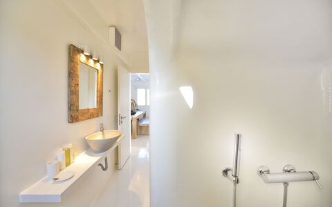 Villa Targer: Interior Design, Parete, Pavimentazione, Idraulico Fixture, Bagno, Lavandino Del Bagno, Pavimento, Soffitto, Lampada, Specchio