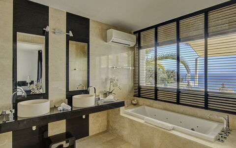 Villa Turchese: Interior Design, Pavimentazione, Parete, Idraulico Fixture, Pavimento, Soffitto, Mobilia, Bagno, Illuminazione, Idraulico