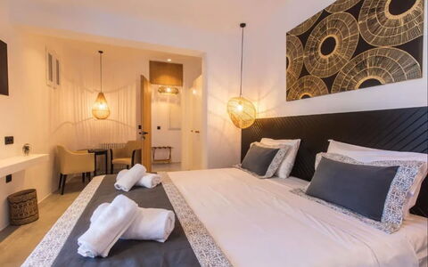 Villa Waves: Camera Da Letto, Mobilia, Letto, Interior Design, Pavimento, Pavimentazione, Lenzuolo, Bedding, Telaio Del Letto, Camera