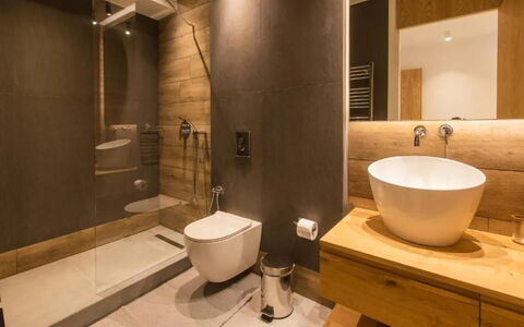 Villa Waves: Pavimentazione, Interior Design, Bagno, Idraulico Fixture, Pavimento, Legna, Lavandino Del Bagno, Lavello, Rubinetto, Mobiletto Del Bagno
