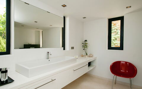 Villa Lola: Lavandino Del Bagno, Interior Design, Lavello, Idraulico Fixture, Parete, Bagno, Pavimentazione, Specchio, Controsoffitto, Pavimento