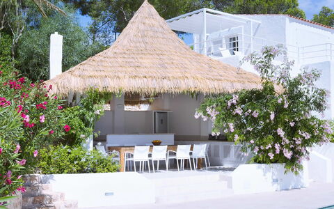 Villa Jules: Thatching, Mobili Da Esterno, Shade, Mobilia, Sedia, Ricorrere, Struttura Esterna, Giardino, Eco Hotel, Ombrello