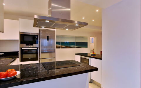 Villa Jules: Cucina, Elettrodomestico Da Cucina, Controsoffitto, Interior Design, Mobilia, Cabinetry, Apparecchio Major, Elettrodomestico, Pavimentazione, Soffitto