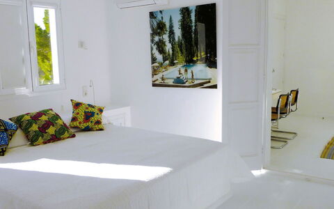 Villa Jules: Mobilia, Interior Design, Parete, Camera Da Letto, Letto, Pavimento, Camera, Pavimentazione, Tessile, Casa