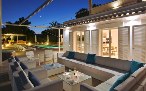 Villa Jules: Mobilia, Piscina, Ricorrere, Interior Design, Pavimentazione, Sedia, Pavimento, Casa, Tavolo, Shade