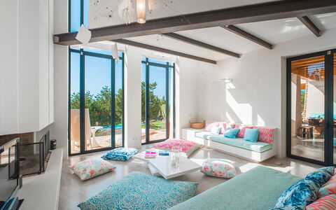 Villa Bouquet: Mobilia, Interior Design, Pavimento, Casa, Pavimentazione, Illuminazione, Camera, Tavolo, Soggiorno, Appartamento