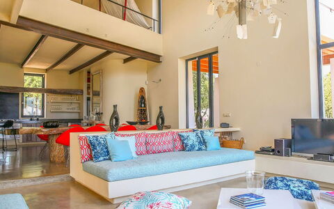 Villa Bouquet: Mobilia, Interior Design, Pavimentazione, Pavimento, Parete, Divano, Legna, Soffitto, Camera, Soggiorno