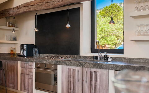 Villa Bouquet: Cucina, Controsoffitto, Legna, Interior Design, Mobilia, Cabinetry, Pavimentazione, Elettrodomestico Da Cucina, Idraulico Fixture, Rubinetto