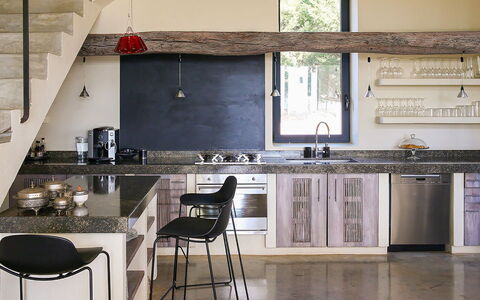 Villa Bouquet: Cucina, Mobilia, Interior Design, Controsoffitto, Pavimentazione, Legna, Pavimento, Elettrodomestico Da Cucina, Casa, Illuminazione