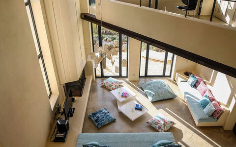 Villa Bouquet: Interior Design, Mobilia, Pavimentazione, Pavimento, Divano, Legna, Soggiorno, Illuminazione, Casa, Appartamento