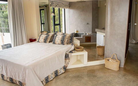 Villa Bouquet: Letto, Mobilia, Bedding, Camera Da Letto, Interior Design, Lenzuolo, Legna, Biancheria, Pavimento, Pavimentazione