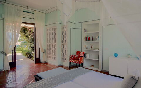 West Coast: Mobilia, Interior Design, Pavimento, Pavimentazione, Letto, Camera Da Letto, Legna, Soffitto, Camera, Tessile