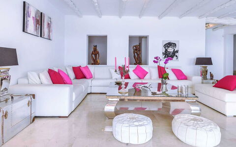Villa Angelic: Mobilia, Interior Design, Divano, Pavimentazione, Soggiorno, Pavimento, Casa, Tessile, Appartamento, Lancia Cuscino