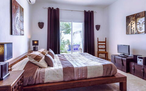 Villa Angelic: Mobilia, Letto, Interior Design, Camera Da Letto, Bedding, Lenzuolo, Camera, Pavimentazione, Pavimento, Legna