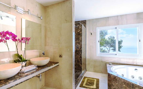 Villa Angelic: Pavimentazione, Interior Design, Idraulico Fixture, Bagno, Parete, Pavimento, Rubinetto, Idraulico, Lavello, Vasca Da Bagno