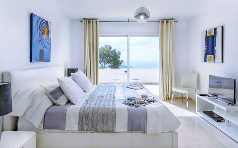 Villa Angelic: Mobilia, Letto, Interior Design, Camera Da Letto, Bedding, Pavimento, Pavimentazione, Lenzuolo, Casa, Tessile