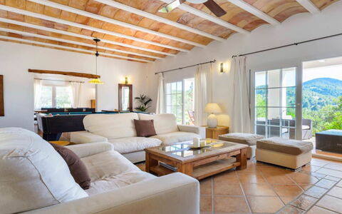 Villa Curiosity: Mobilia, Interior Design, Divano, Pavimentazione, Soffitto, Pavimento, Tavolo, Sedia, Soggiorno, Camera