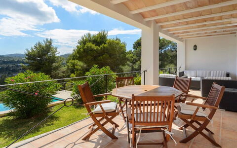 Villa Curiosity: Mobilia, Legna, Sedia, Mobili Da Esterno, Tavolo, Pavimentazione, Portico, Shade, Tavolo Esterno, Pavimento