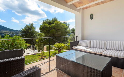 Villa Curiosity: Mobilia, Mobili Da Esterno, Sedia, Balcone, Tavolo Esterno, Shade, Deck, Eco Hotel, Portico, Cucina & Sala Da Pranzo Tavolo