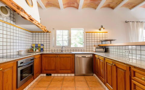 Villa Curiosity: Cucina, Controsoffitto, Interior Design, Pavimentazione, Soffitto, Idraulico Fixture, Pavimento, Cabinetry, Lavandino Della Cucina, Lavello
