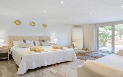 Villa Curiosity: Mobilia, Letto, Camera Da Letto, Interior Design, Legna, Pavimentazione, Pavimento, Bedding, Lenzuolo, Biancheria