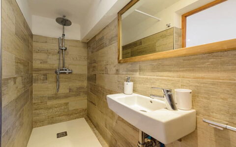 Villa Curiosity: Pavimentazione, Parete, Pavimento, Legna, Idraulico Fixture, Interior Design, Lavandino Del Bagno, Bagno, Lavello, Rubinetto