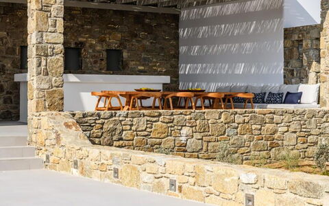 Villa Psiche: Muro ​​Di Pietra, Materiali Naturali, Shade, Piscina, Illuminazione Diurna