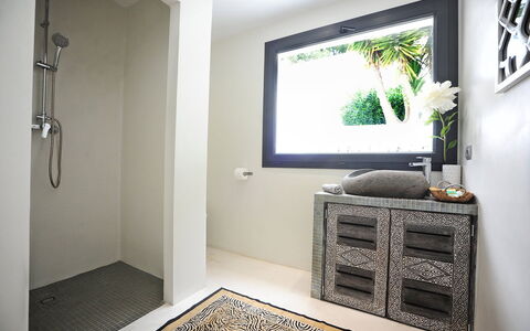 Villa Seahorse: Parete, Interior Design, Pavimentazione, Idraulico Fixture, Bagno, Pavimento, Casa, Camera, Soffitto, Idraulico