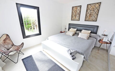 Villa Seahorse: Mobilia, Letto, Camera Da Letto, Interior Design, Pavimento, Pavimentazione, Bedding, Legna, Lenzuolo, Camera