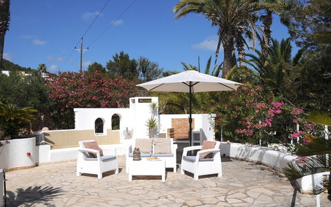 Villa Besso: Mobilia, Sedia, Mobili Da Esterno, Vaso Di Fiori, Shade, Ricorrere, Ombrello, Giardino, Tavolo Esterno